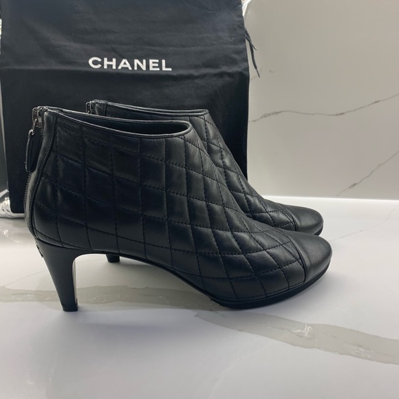 Chanel booties size 40 color black with silver cc new soles - Picture 10 of 13